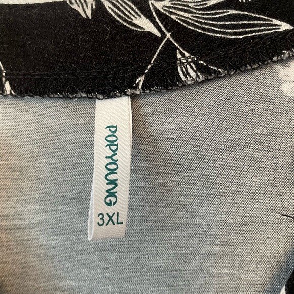 Black and White Boxy Polo Blouse with Short Sleeves - Picture 3 of 4